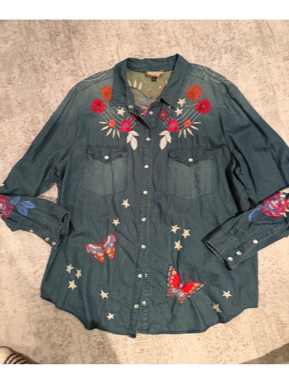 Excellent Johnny Was Denim Embroided butterfly floral button down frayed hem Xl